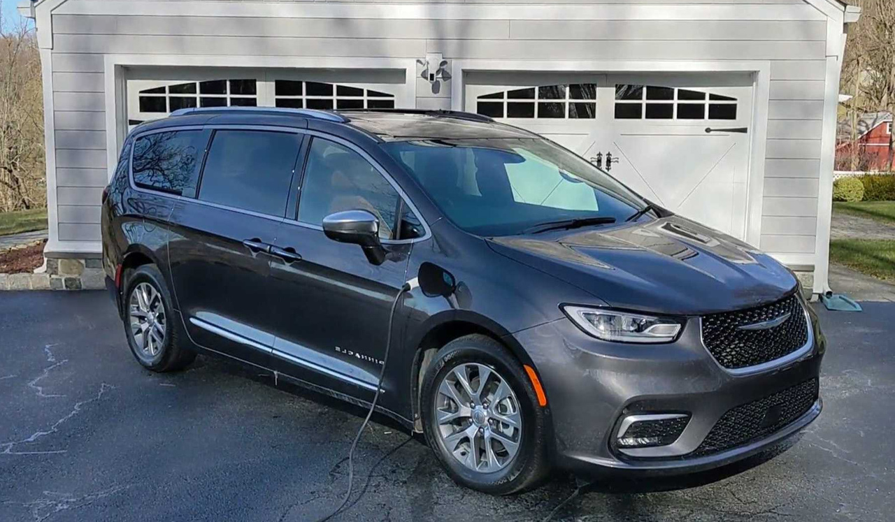 Stellantis відкликає Chrysler Pacifica через ризик займання - Колумб Трейд